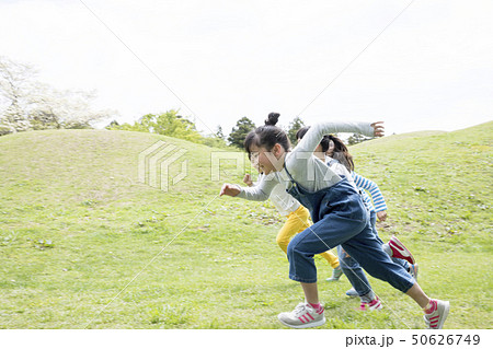 野原を全力疾走する子供達 50626749