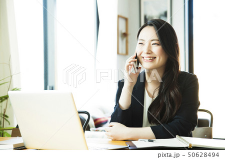 ビジネス オフィス ビジネスウーマン 女性 パソコン デザイナー ビジネス オフィス ビジネスウーマン 女性 パソコン デザイナー 50628494