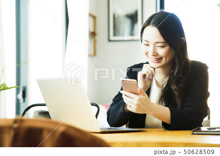 ビジネス オフィス ビジネスウーマン 女性 パソコン デザイナー ビジネス オフィス ビジネスウーマン 女性 パソコン デザイナー 50628509