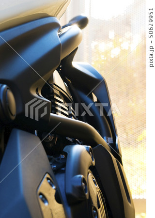 モーターサイクル　夕日　バイクのクローズアップ写真 50629951
