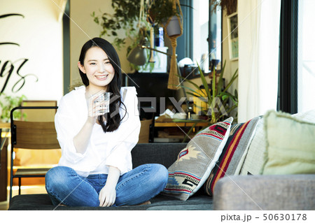 女性 新生活 リビング 若い女性 ライフスタイル 女性 新生活 リビング 若い女性 ライフスタイル 50630178