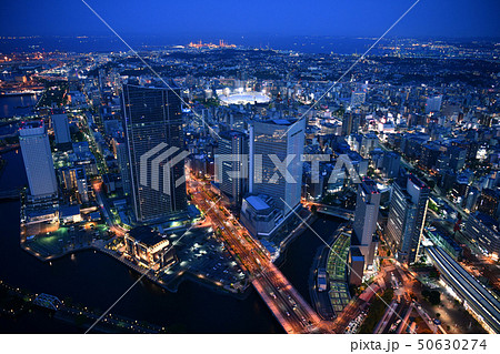 日本の横浜都市景観　横浜港などを望む（右下に桜木町駅） 50630274