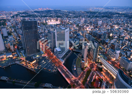 日本の横浜都市景観　横浜港などを望む（右下に桜木町駅） 50630360