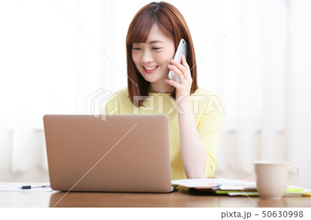 若い女性 若い女性 50630998