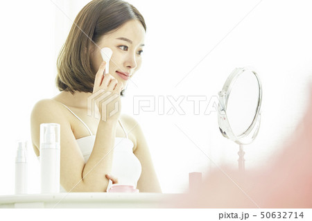 ビューティー スキンケア 若い女性 50632714