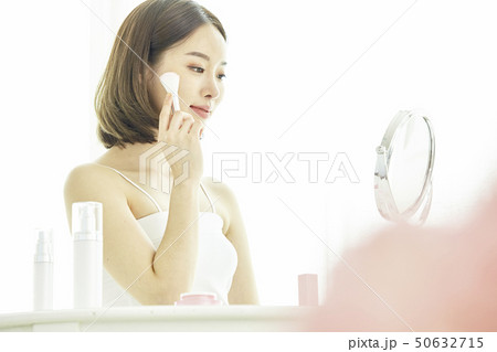 ビューティー スキンケア 若い女性 50632715