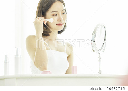 ビューティー スキンケア 若い女性 50632716