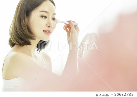 ビューティー スキンケア 若い女性 50632735