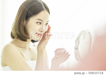 ビューティー スキンケア 若い女性 50633718