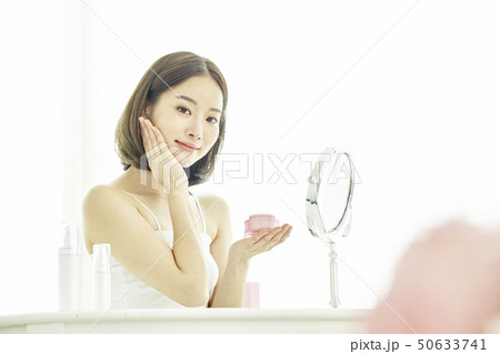ビューティー スキンケア 若い女性 50633741