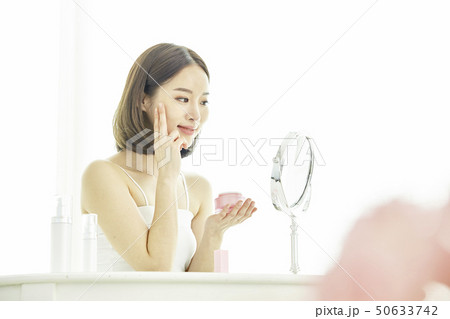 ビューティー スキンケア 若い女性 50633742
