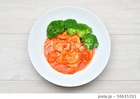 エビチリ、海老チリ、エビのチリソース炒め。中華料理、辛い料理、魚介類料理。茹でたブロッコリーを添えて 50635201
