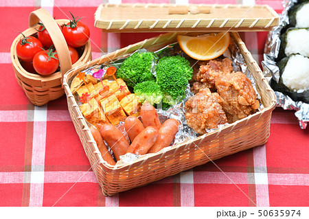 遠足や運動会のお弁当イメージ。弁当、ランチ、おかず、おにぎり。 50635974