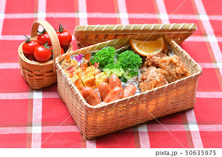 遠足や運動会のお弁当イメージ。弁当、ランチ、おかず、おにぎり。 50635975