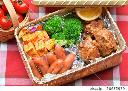 遠足や運動会のお弁当イメージ。弁当、ランチ、おかず、おにぎり。 遠足や運動会のお弁当イメージ。弁当、ランチ、おかず、おにぎり。 50635979