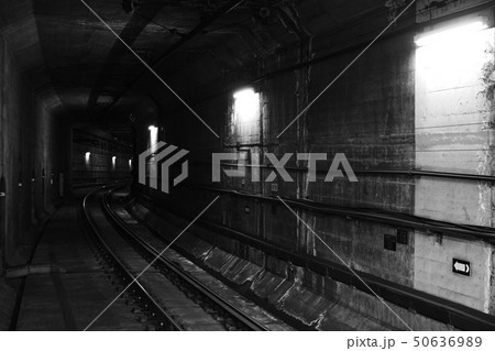 駅のトンネルのモノクロ写真 50636989