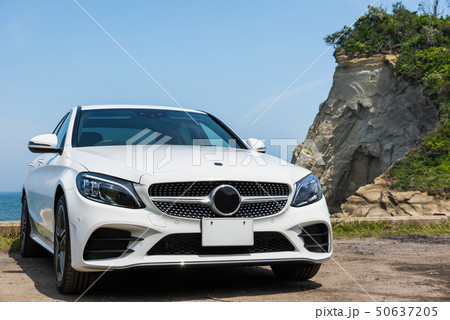 白い車と海の奇岩（千葉県いすみ市津々ヶ浦の雀島） 50637205