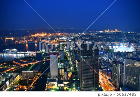 日本の横浜都市景観　横浜港などを望む 50637485
