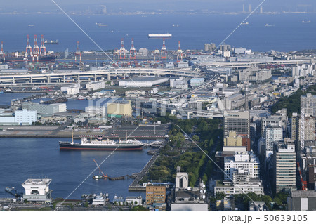 日本の横浜都市景観　横浜港などを望む 50639105