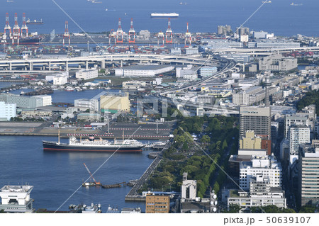 日本の横浜都市景観　横浜港などを望む 50639107