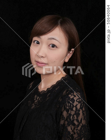 女性写真 ポーズ・表情・動作 長い髪の女性 黒い背景 若い女性 女性写真 ポーズ・表情・動作 長い髪の女性 黒い背景 若い女性 50640064