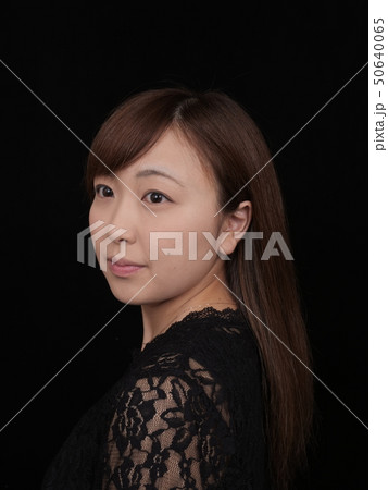 女性写真 ポーズ・表情・動作 長い髪の女性 黒い背景 若い女性 女性写真 ポーズ・表情・動作 長い髪の女性 黒い背景 若い女性 50640065
