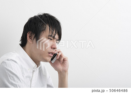 若い男性　電話　白バック 50646486