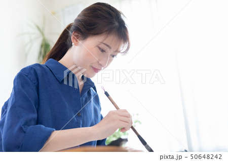 若い女性　書道 50648242