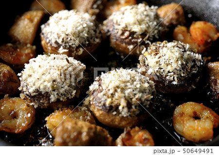 えびとマッシュルームのアヒージョ 50649491