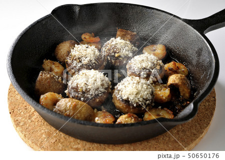 海老とマッシュルームのアヒージョ（湯気あり） 50650176