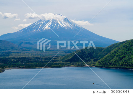本栖湖　湖畔からの富士山 50650343
