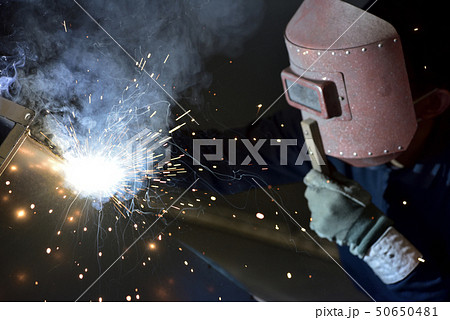 溶接作業をする町工場：アーク溶接 50650481