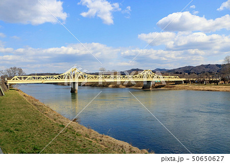 北上川に架かる珊瑚橋全景 50650627