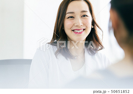 女性 白衣 医師 研究 女性 白衣 医師 研究 50651852