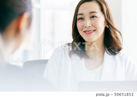 女性 白衣 医師 研究 50651853