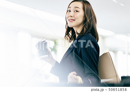 女性 出勤 出社 朝 オフィス ビジネス 女性 出勤 出社 朝 オフィス ビジネス 50651858