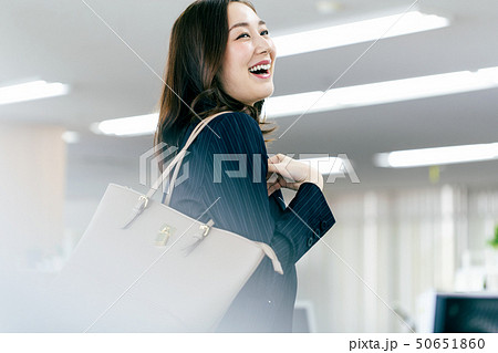 女性 出勤 出社 朝 オフィス ビジネス 50651860