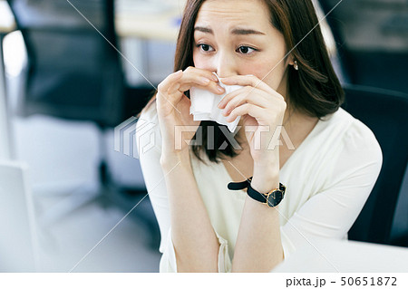 カゼ 風邪 花粉症 鼻水 女性 オフィス 50651872