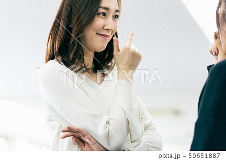 女性 ビジネス オフィス コミュニケーション 50651887
