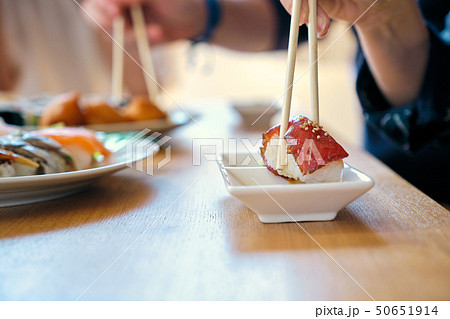 寿司 食事 手元 寿司 食事 手元 50651914