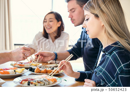 外国人 インバウンド 和食 料理教室 食事の写真素材