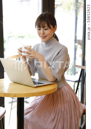 カフェ　女性　パソコン 50652623