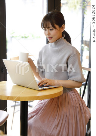 カフェ　女性　パソコン 50652624