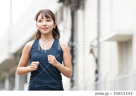 ランニングする若い日本人女性 ジョギング スポーツ ランニングする若い日本人女性 ジョギング スポーツ 50653343