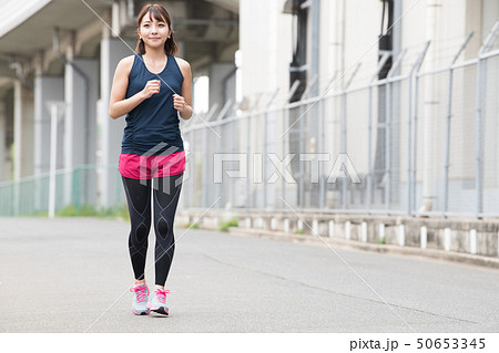 ランニングする若い日本人女性 ジョギング スポーツ ランニングする若い日本人女性 ジョギング スポーツ 50653345