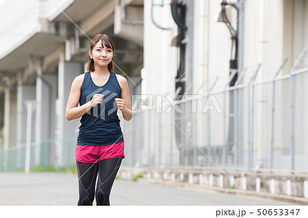 走る若い日本人女性 ジョギング スポーツ 走る若い日本人女性 ジョギング スポーツ 50653347
