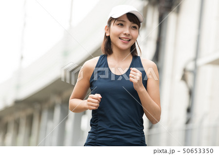 ランニングする若い日本人女性　ジョギング　スポーツ 50653350