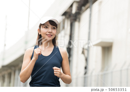 走る若い日本人女性　ジョギング　スポーツ 50653351