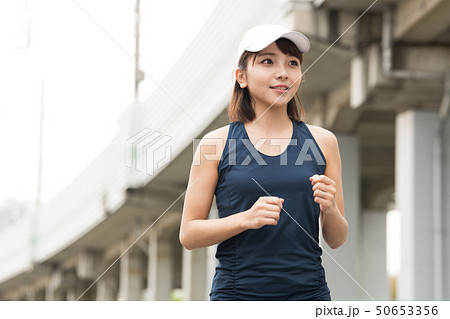 ランニングする若い日本人女性 ジョギング スポーツ ランニングする若い日本人女性 ジョギング スポーツ 50653356