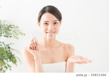 サプリメントを持つ女性の写真 50653366